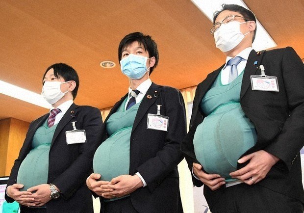 Từ phải qua: Takashi Fujiwara, Norikazu Suzuki và Takanobu Ogura đeo bụng bầu giả .