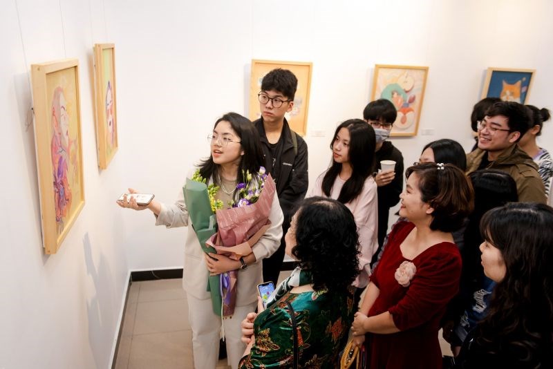 Nguyễn Nhật Mai giới thiệu với khách tham quan về các tác phẩm trưng bày tại triển lãm