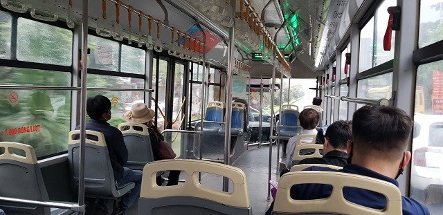 Khác với cảnh chen chúc trên tuyến buýt thường, xe BRT luôn vắng khách