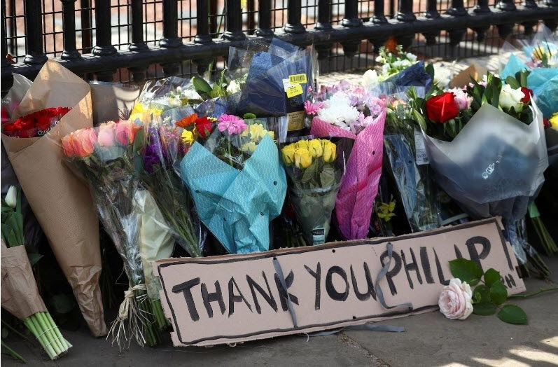 Những bó hoa được đặt bên ngoài Cung điện Buckingham sau khi Hoàng thân Philip - chồng Nữ hoàng Elizabeth II qua đời ở tuổi 99.