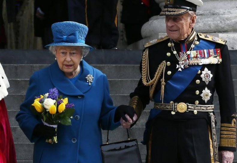 Nữ hoàng Anh Elizabeth và Hoàng thân Philip vẫn dành tình cảm, sự quan tâm cho nhau khi về già.
