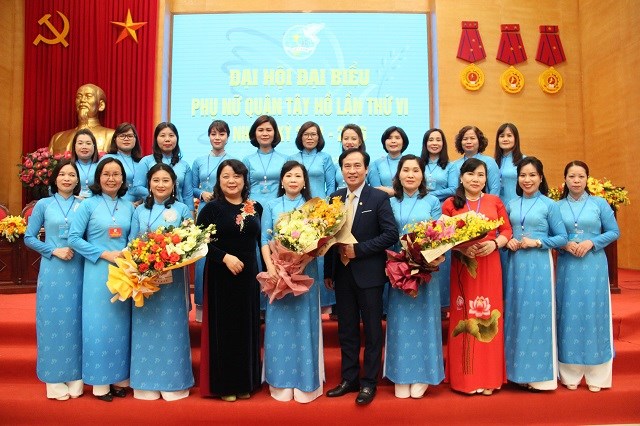 -	Đại diện lãnh đạo Hội LHPN Hà Nội và lãnh đạo quận Tây Hồ tặng hoa chúc mừng BCH Hội LHPN quận nhiệm kỳ 2021-2026.