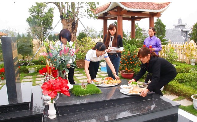 Tết Thanh Minh là dịp để các gia đình Việt đi tảo mộ và hướng về tổ tiên với tấm lòng thành kính.