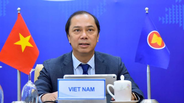 Thứ trưởng Ngoại giao Nguyễn Quốc Dũng, Trưởng SOM ASEAN của Việt Nam, đại diện Việt Nam dự Đối thoại trực tuyến 3 bên mở rộng giữa Bộ trưởng Ngoại giao ASEAN và Ngoại trưởng Anh.