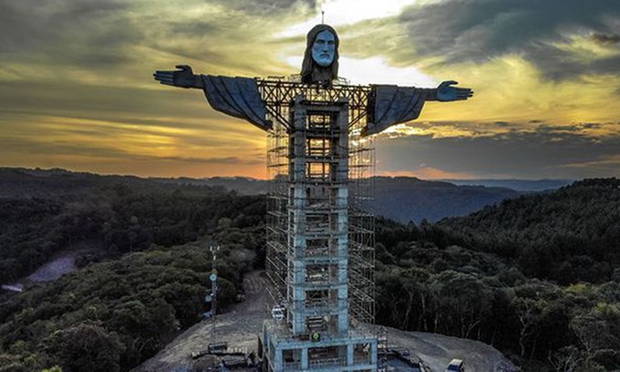 Tượng Chúa Kito đang được xây dựng ở hành phố Encantado, bang Rio Grande do Sul. Ảnh: AFP.
