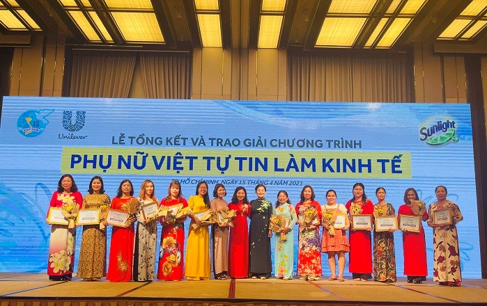 Bà Trần Thị Hương - Phó Chủ tịch Hội LHPN Việt Nam trao giải thưởng cho