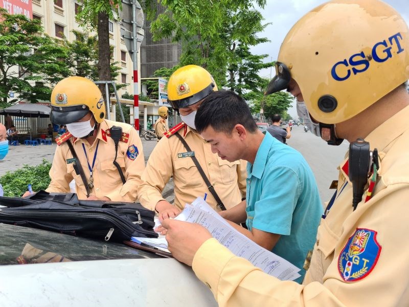 Đội CSGT đường bộ số 6, Phòng CSGT, Công an thành phố Hà Nội xử lý tài xế vi phạm