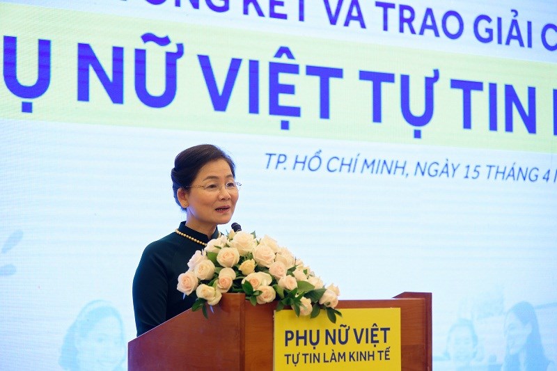 Bà Trần Thị Hương - Phó  Chủ tịch Hội LHPN Việt Nam phát biểu khai mạc tại buổi lễ tổng kết