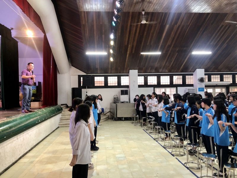 Các em nữ sinh trường phổ thông Hermann Gmeiner Hà Nội tham gia trò chơi kết nối trước giờ tuyên truyền