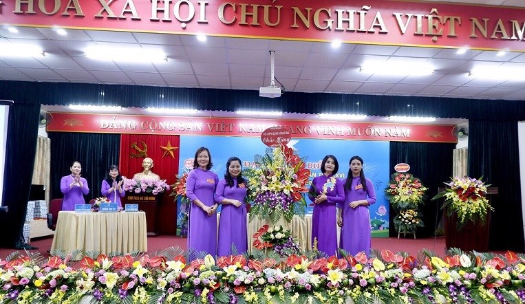 Hội LHPN quận tặng hoa chúc mừng Đại hội