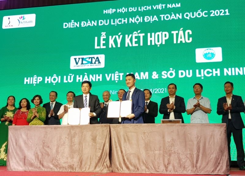 Hiệp hội Du lịch Việt Nam và Sở Du lịch Ninh Bình ký kết hợp tác. Ảnh: VGP
