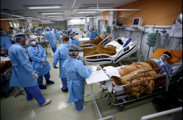Các nhân viên y tế chăm sóc bệnh nhân trong phòng cấp cứu của bệnh viện Nossa Senhora da Conceicao đang quá tải vì đợt bùng phát coronavirus, ở Porto Alegre, Brazil.