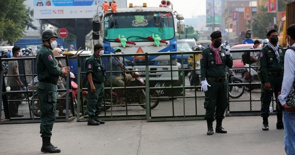 Lực lượng chức năng Campuchia tăng cường thực hiện nghiêm lệnh phong tỏa tại đường Mao Stse Toung, thủ đô Phnom Penh.