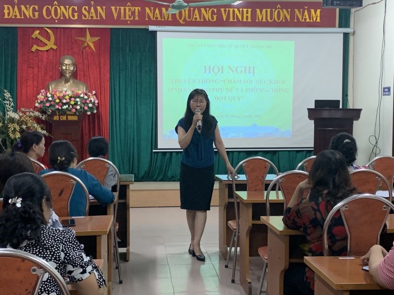 Bà Nguyễn Thị Chính, nguyên trưởng khoa chăm sóc sức khoẻ sinh sản, trung tâm y tế huyện Thanh Trì hướng dẫn kỹ năng chăm sóc sức khoẻ sinh sản và phòng chống đột quỵ cho phụ nữ