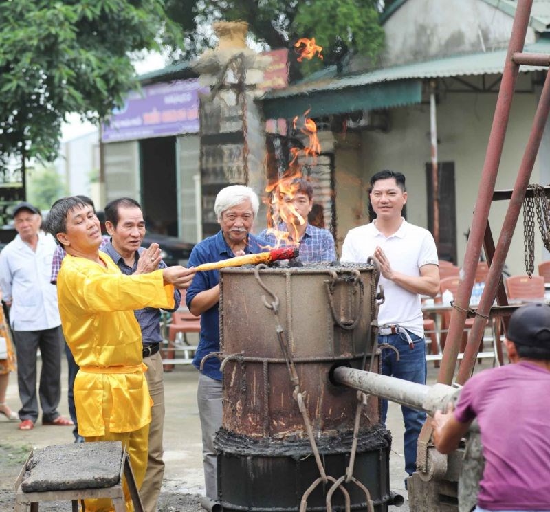 Ban tổ chức thực hiện nghi lễ Chập lửa đúc Trống đồng “Hào khí non sông”.