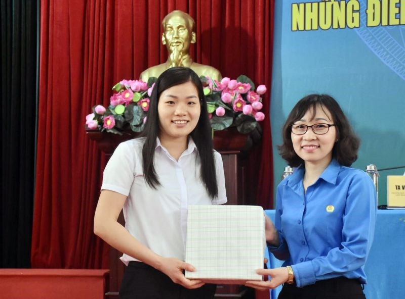Chủ tịch Liên đoàn Lao động huyện Đan Phượng Nguyễn Thị Thủy tặng quà cho công nhân, viên chức, lao động trả lời đúng câu hỏi giao lưu.