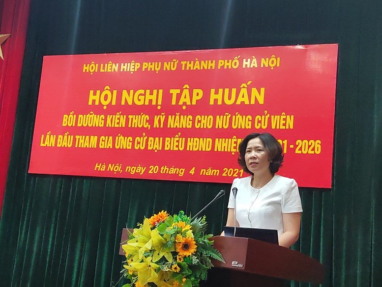 Đồng chí Lê Kim Anh - Chủ tịch Hội LHPN Hà Nội phát biểu khai mạc tại buổi tập huấn