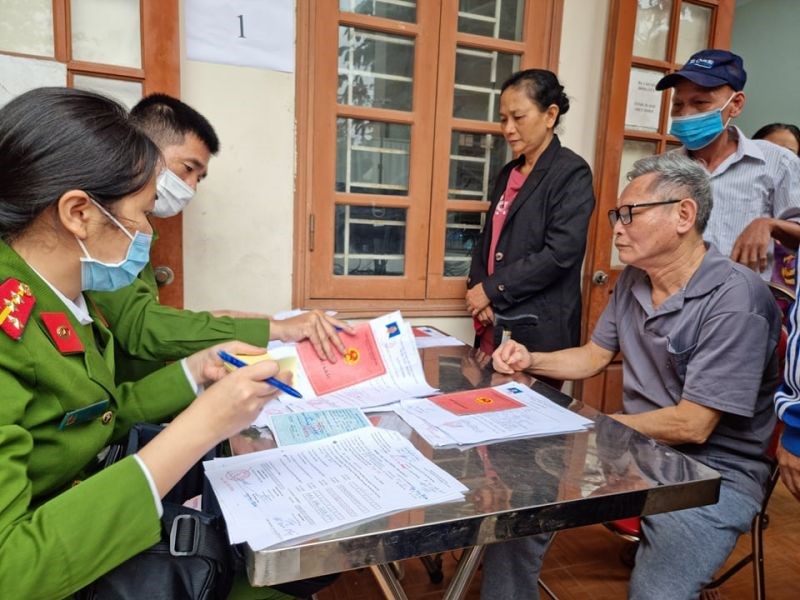 Công an huyện Thường Tín thực hiện cấp CCCD cho nhân dân trên địa bàn.