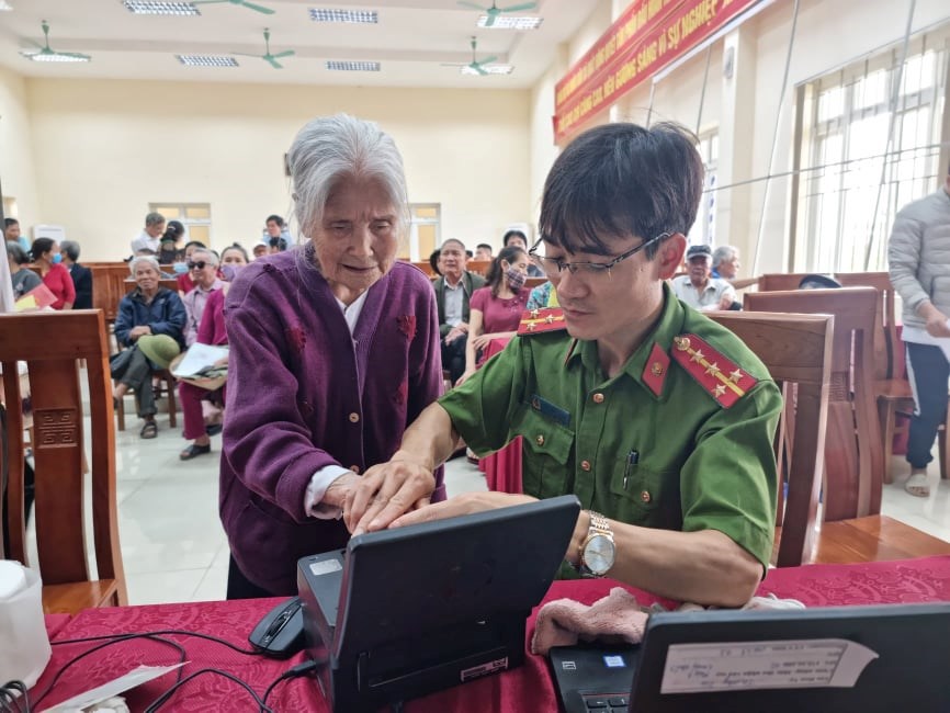 Đại tá Nguyễn Hồng Ky kiểm tra điểm cấp căn cước công dân lưu động trong đêm tại quận Ba Đình.
