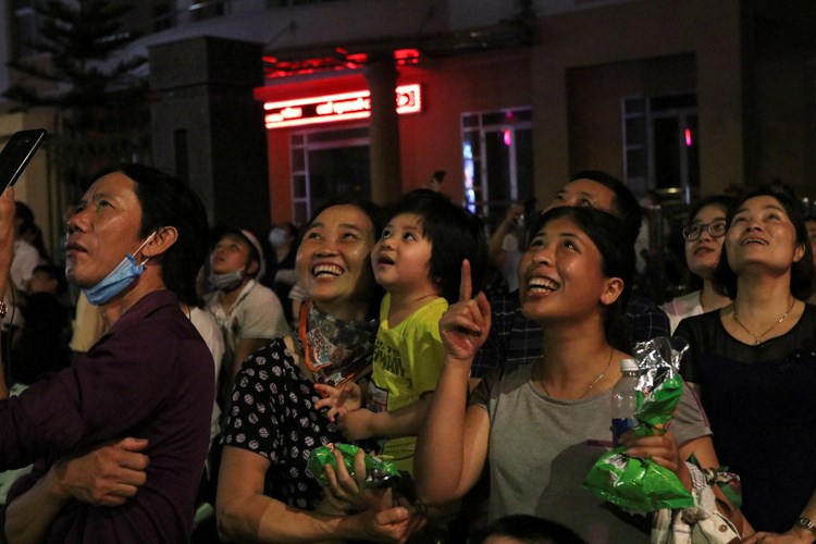 Mãn nhãn màn pháo hoa trên bầu trời TP Việt Trì, Phú Thọ nhân dịp lễ Giỗ tổ Hùng Vương 2021.