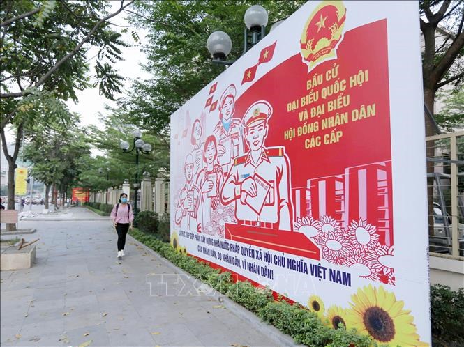 Tranh tuyên truyền, cổ động bầu cử trên phố Đại Cồ Việt. Ảnh minh họa: Hoàng Hiếu/TTXVN