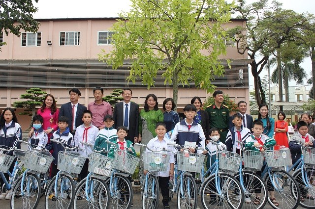 Các đại biểu đại diện lãnh đạo TP, Huyện trao tặng xe đạp cho học sinh có hoàn cảnh khó khăn vượt khó học giỏi năm 2020.