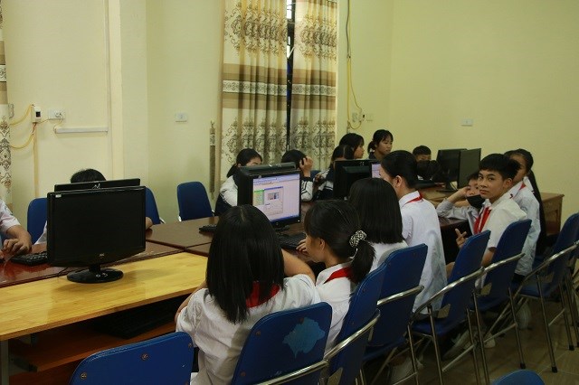 Học sinh trường THCS Liệp Tuyết, Quốc Oai trong giờ học tin học
