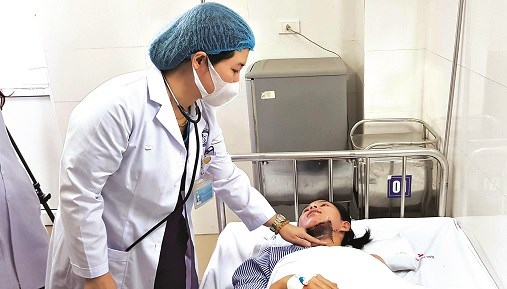 Chị Đào Thị Thanh Huyền chăm sóc bệnh nhân