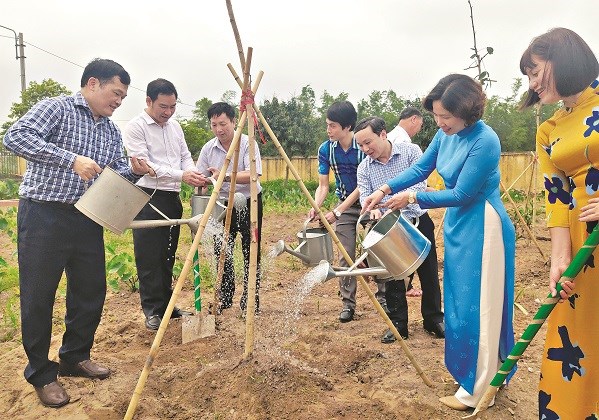 Các đại biểu lãnh đạo Thành Hội, Huyện ủy Thường Tín và Hội LHPN huyện tham gia trồng cây xanh tại xã Thắng Lợi.