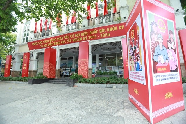 Cụm pa nô trang trí tuyên truyền tại Trung tâm thông tin văn hóa Hồ Gươm. Ảnh: Lại Tấn
