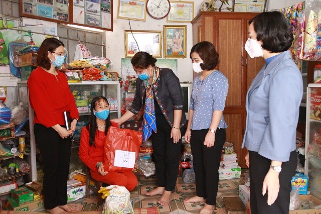 Đồng chí Nguyễn Thị Thu Thủy, Phó Chủ tịch Thường trực Hội LHPN Hà Nội thăm, tặng quà PNKT tại huyện Mê Linh