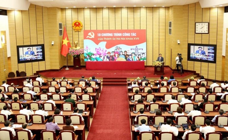 Thành ủy Hà Nội tổ chức hội nghị trực tuyến với cán bộ chủ chốt toàn Thành phố học tập, quán triệt 10 chương trình công tác của Thành ủy Hà Nội khóa XVII.