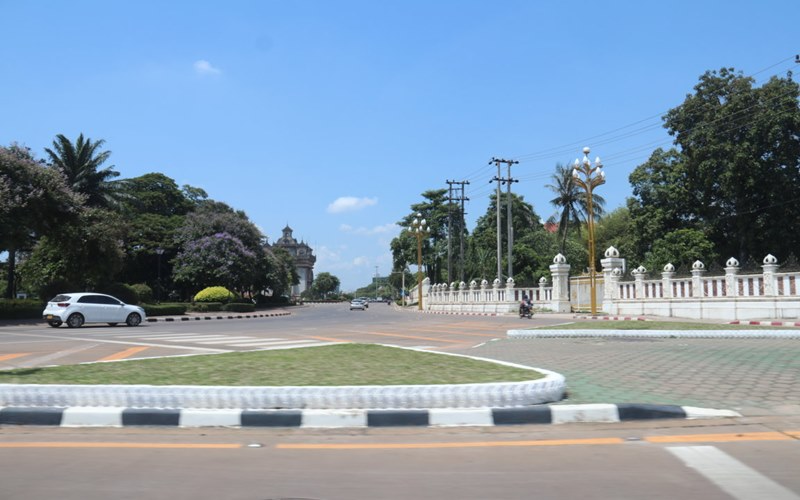 Đường phố thủ đô Vientiane không đông đúc như trước đây.