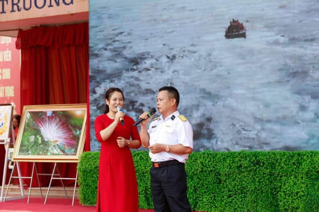 Đại tá Phan Ngọc Quang trong tiết mục biểu diễn văn nghệ với giáo viên trường THPT Phương Xa.