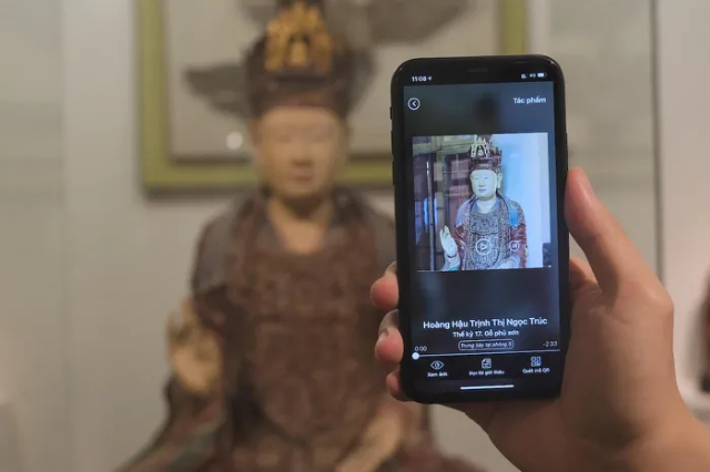 Với chiếc điện thoại di động hoặc máy tính bảng có kết nối internet, du khách có thể tự do khám phá 100 tác phẩm tiêu biểu trên hệ thống trưng bày thường xuyên của Bảo tàng Mỹ thuật Việt Nam.