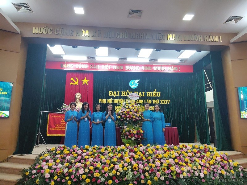 Đồng chí Trần Thị Hương - Phó Chủ tịch Hội LHPN Việt Nam tặng hoa chúc mừng Đại hội