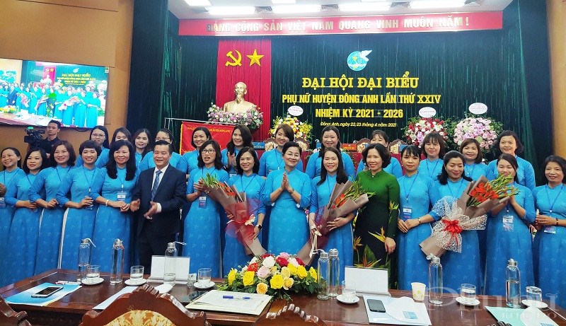 Các Đại biểu lãnh đạo Trung ương Hội LHPN Việt Nam, lãnh đạo Hội LHPN Hà Nội và Huyện ủy Đông Anh tặng hoa chúc mừng BCH Hội LHPN huyện Đông Anh lần thứ XXIV