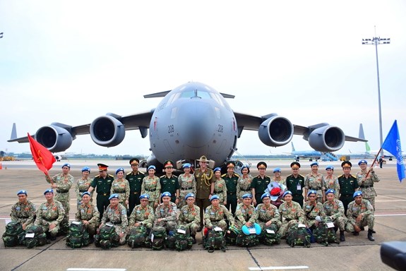 Cán bộ, nhân viên Bệnh viện dã chiến cấp 2 số 3 sang Nam Sudan bằng máy bay của Không quân Hoàng gia Australia. Ảnh: Quân đội nhân dân
