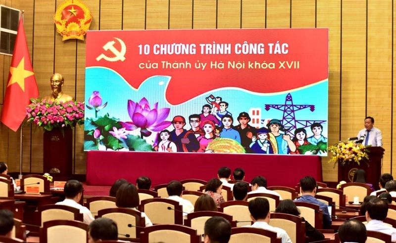Đồng chí Nguyễn Văn Phong, Phó Bí thư Thành ủy truyền đạt nội dung Chương trình số 07-Ctr/TU.