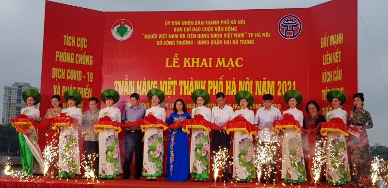 Các đại biểu cắt băng khai mạc Tuần hàng Việt