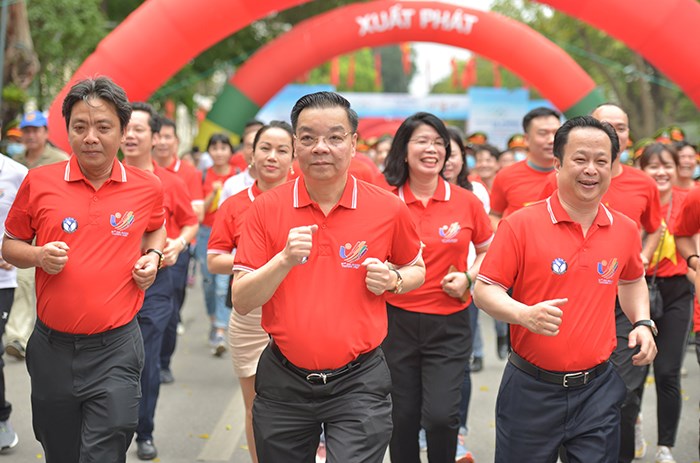 Chủ tịch UBND TP Chu Ngọc Anh và các đại biểu chạy hưởng ứng tại chương trình