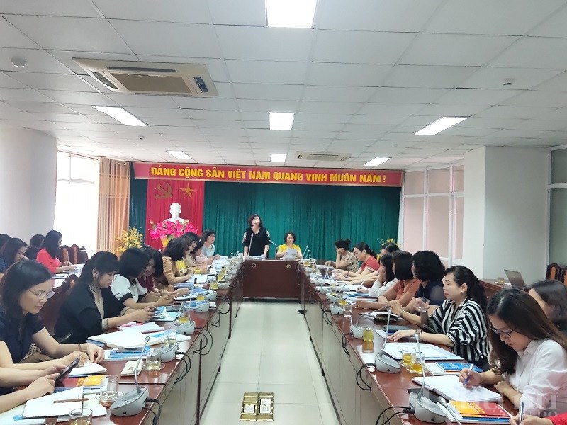 Đồng chí Lê Thị Thiên Hương - Phó Chủ tịch Hội LHPN Hà Nội  phát biểu tại hội nghị