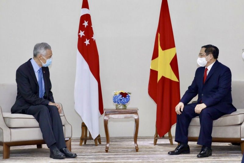 Thủ tướng Phạm Minh Chính và Thủ tướng Singapore Lý Hiển Long bày tỏ hài lòng và nhất trí tiếp tục thúc đẩy quan hệ hợp tác tốt đẹp giữa hai nước. Ảnh: VGP/Nhật Bắc