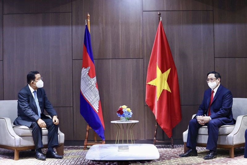 Thủ tướng Phạm Minh Chính trao đổi với Thủ tướng Campuchia Hun Sen. Ảnh: VGP/Nhật Bắc