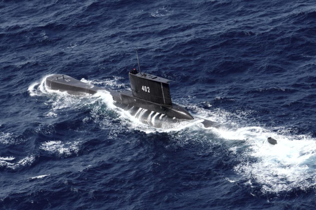 Tàu ngầm Hải quân Indonesia KRI Nanggala di chuyển trong vùng biển ngoài khơi Tuban, Đông Java, Indonesia.