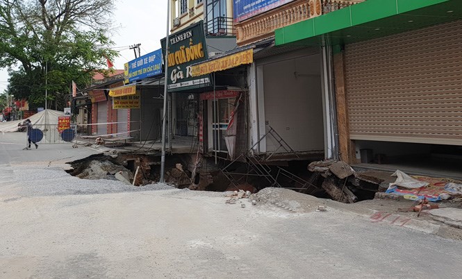 Hố sụt lún đất ở thôn 2, xã Quảng Bị, huyện Chương Mỹ (ảnh chụp ngày 7-4-2021).