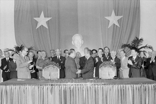 Đồng chí Trường Chinh, Trưởng đoàn đại biểu miền Bắc và đồng chí Phạm Hùng, Trưởng đoàn đại biểu miền Nam ký văn kiện chính thức sau Hội nghị Hiệp thương chính trị thống nhất Tổ quốc, ngày 21/11/1975. Ảnh: TTXVN