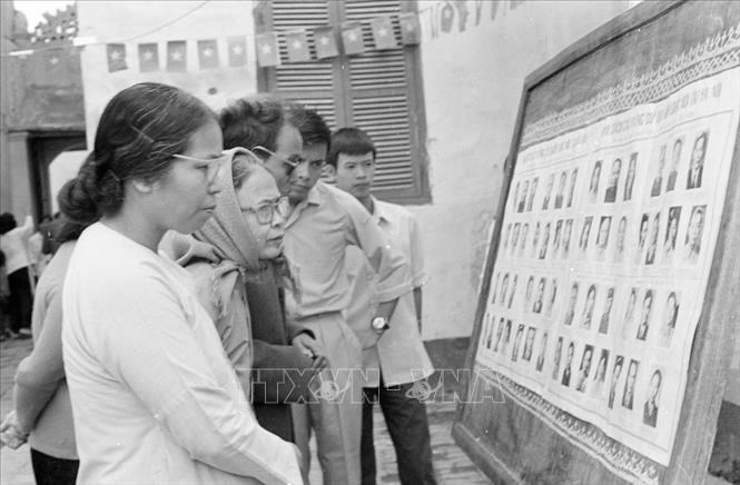 Cử tri khu phố Nhà Chung, Hoàn Kiếm (Hà Nội) xem danh sách ứng cử viên trước khi bầu cử đại biểu Quốc hội khóa VI. Ảnh: TTXVN