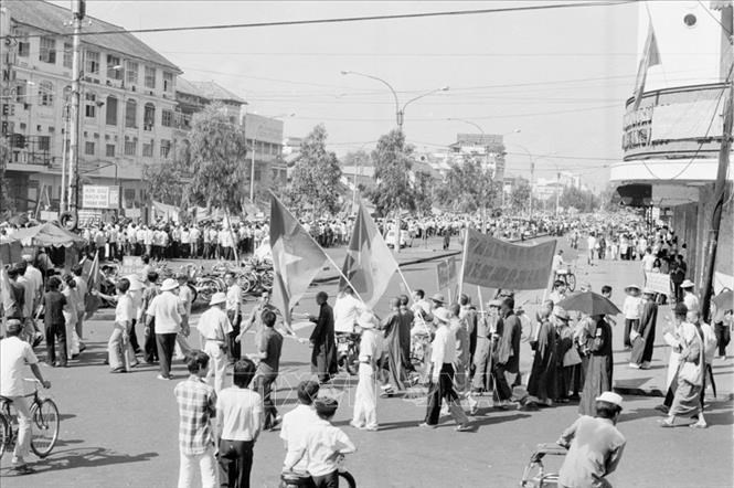 Ngày 23/4/1976, hàng vạn nhân dân thành phố Sài Gòn (từ 2/7/1976 được đổi tên là TP Hồ Chí Minh) mít tinh chào mừng ngày bầu cử Quốc hội thống nhất đất nước. Ảnh: Huy Hoàng/TTXVN