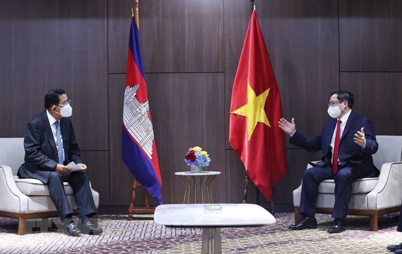 Thủ tướng Chính phủ Phạm Minh Chính trao đổi với Thủ tướng Campuchia Hun Sen.
